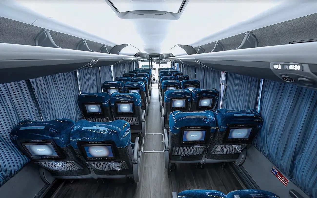 Interior del autobús con pantallas personales